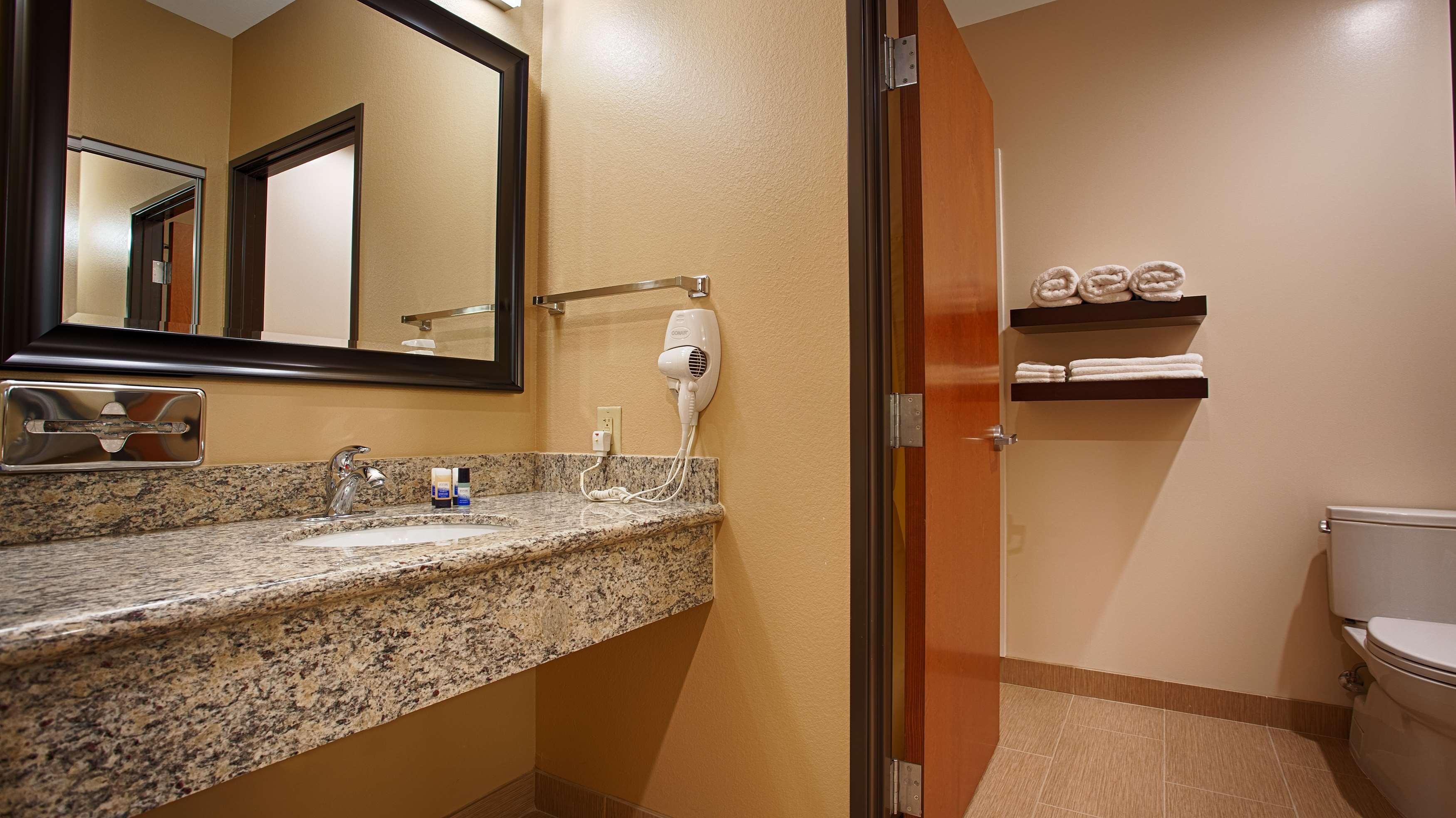 Best Western Plus Finger Lakes Inn & Suites Cortland Exterior foto